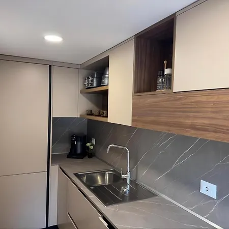 Modern Two Bedroom 5 Min Walk To Skanderbeg Square Lägenhet *