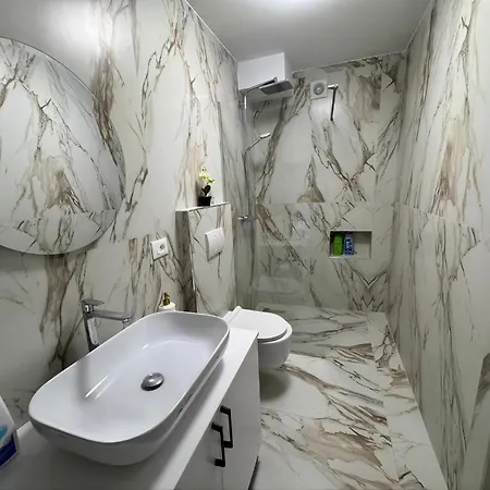 Modern Two Bedroom 5 Min Walk To Skanderbeg Square 地拉那
